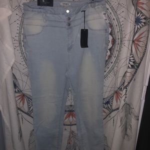 NWT Refuge Jeans ✨